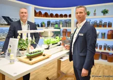 Bastian Punte and Ronald Vreugdenhil of Pöppelmann Teku with their Hydrostarted, a substrate-free cultivation system.